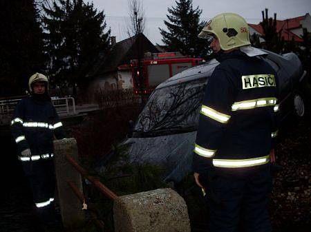 Auto málem v Úhřeticích skončilo v náhonu, řidič z místa nehody utekl.