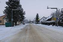 Mnohé silnice jsou sjízdné jen se zvýšenou opatrností. Na fotografiích je vozovka z Hlinska do Svratky ošetřená štěrkem, další snímek ukazuje ujetý sníh na silnici ll/343 v Jeníkově. Zejména na Hlinecku pokrývá silnice rozbředlý sníh.