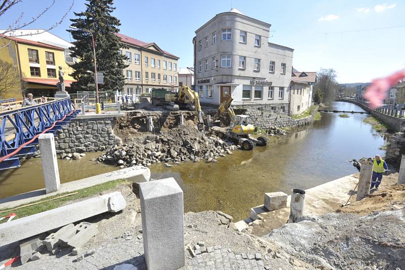 Demolice starého mostu a dopravní situace v Hlinsku.