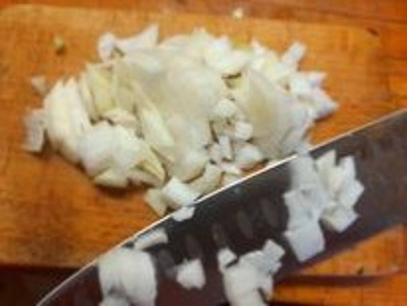 Cibule dá vajíčkovému salátu křupavost i chuť. Když máme naťovou cibulku, jistě ji přidáme.