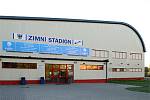 Přípravy zimního stadionu pro futsalová klání.