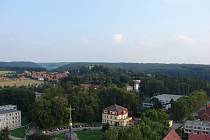 Pohled na Hamzův park z věže lužského kostelu. 