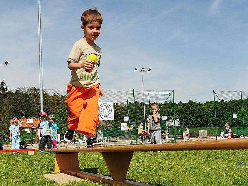 Sportovní hry dětí z mateřských škol mikroregionu Chrudimsku se konaly na hřišti v Rabštejnské Lhotě.