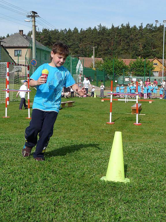 Sportovní hry dětí z mateřských škol mikroregionu Chrudimsku se konaly na hřišti v Rabštejnské Lhotě.