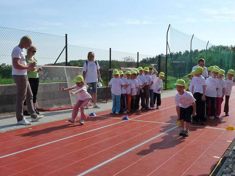 Sportovní hry dětí z mateřských škol mikroregionu Chrudimsku se konaly na hřišti v Rabštejnské Lhotě.