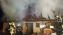 Po příjezdu hasičů byla střecha v plamenech.