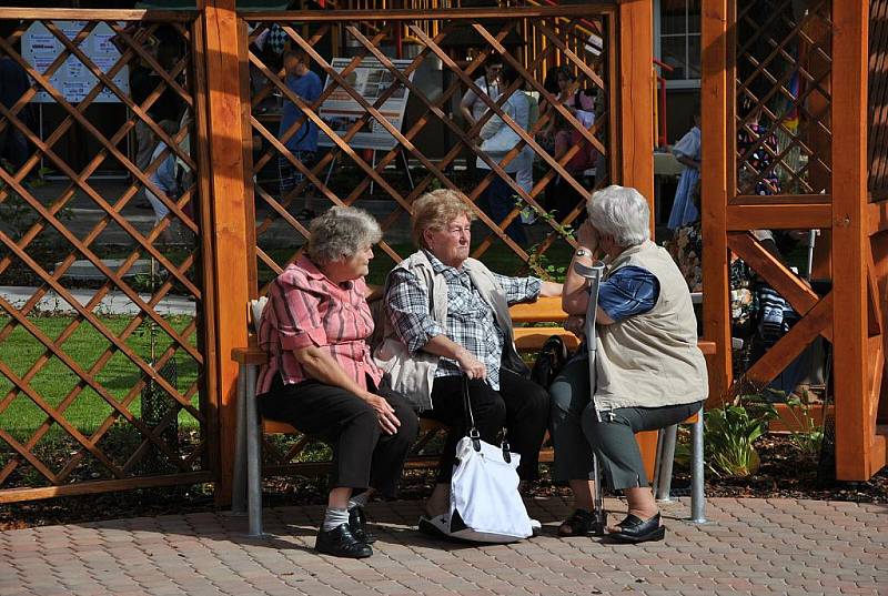 Zahradní slavnost si nenechali ujít obyvatelé Domova seniorů. Zvědavá byla i široká veřejnost.