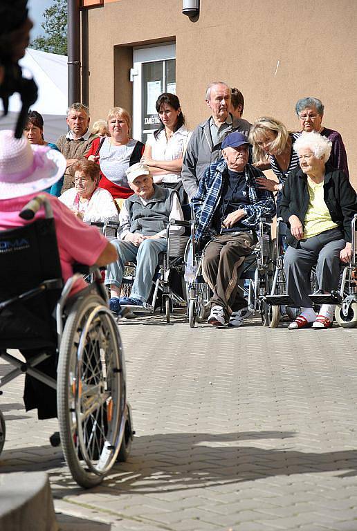 Zahradní slavnost si nenechali ujít obyvatelé Domova seniorů. Zvědavá byla i široká veřejnost.