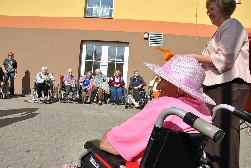 Zahradní slavnost si nenechali ujít obyvatelé Domova seniorů. Zvědavá byla i široká veřejnost.