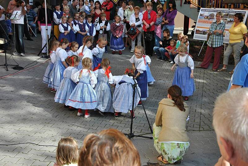 Zahradní slavnost si nenechali ujít obyvatelé Domova seniorů. Zvědavá byla i široká veřejnost.