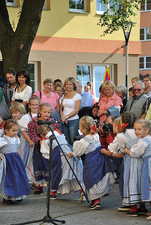 Zahradní slavnost si nenechali ujít obyvatelé Domova seniorů. Zvědavá byla i široká veřejnost.