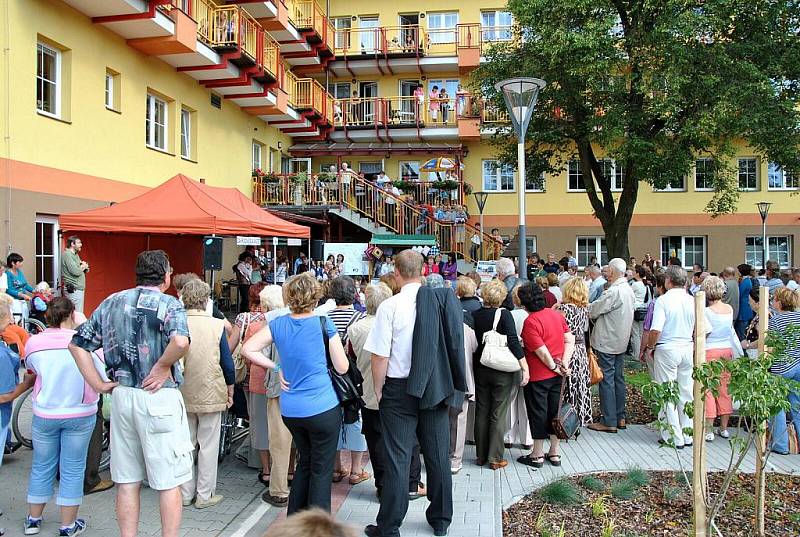 Zahradní slavnost si nenechali ujít obyvatelé Domova seniorů. Zvědavá byla i široká veřejnost.