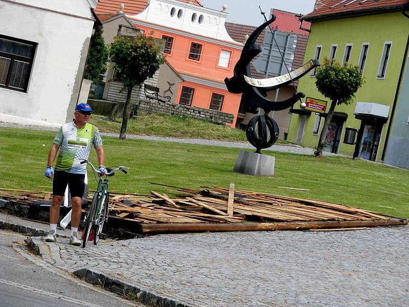 Následky řádění středeční večerní vichřice v Luži na Chrudimsku.