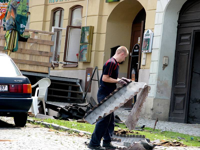 Následky řádění středeční večerní vichřice v Luži na Chrudimsku.