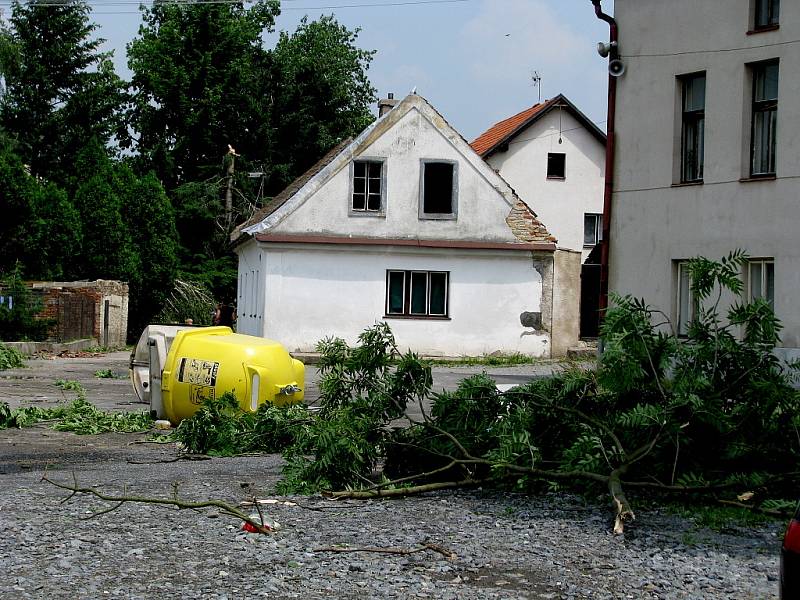 Následky řádění středeční večerní vichřice v Luži na Chrudimsku.