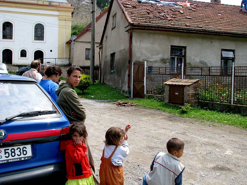 Následky řádění středeční večerní vichřice v Luži na Chrudimsku.