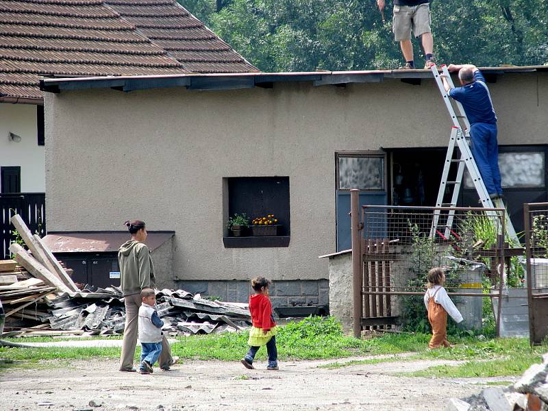 Následky řádění středeční večerní vichřice v Luži na Chrudimsku.