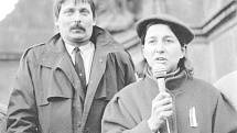 17. listopad 1989: Hovořící Marta Kovářová měla na náměstí v Chrudimi k dispozici mikrofon napájený z okolních domů.
