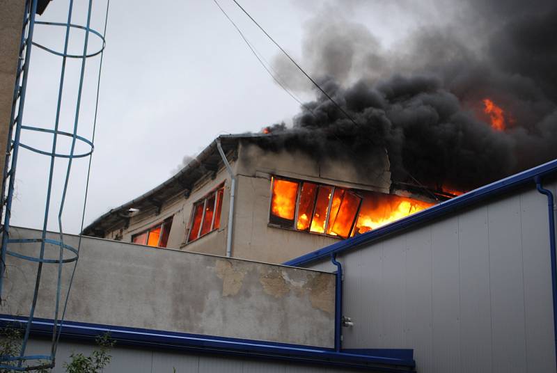 Hasiči likvidují požár ve firmě Kovolis Hedvikov v Ronově  už druhý den.