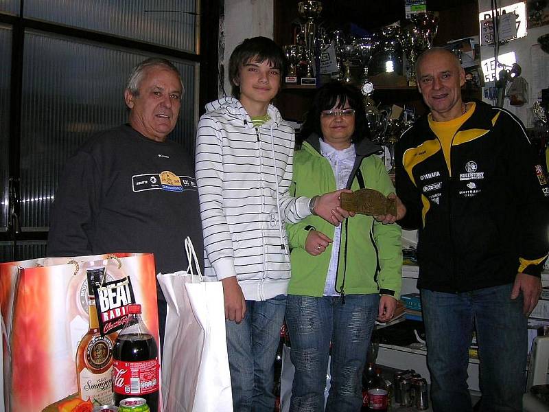 Pardubický motokárový jezdec Jindřich Vohnout mladší s legendou Rallye Dakar Josefem Macháčkem.