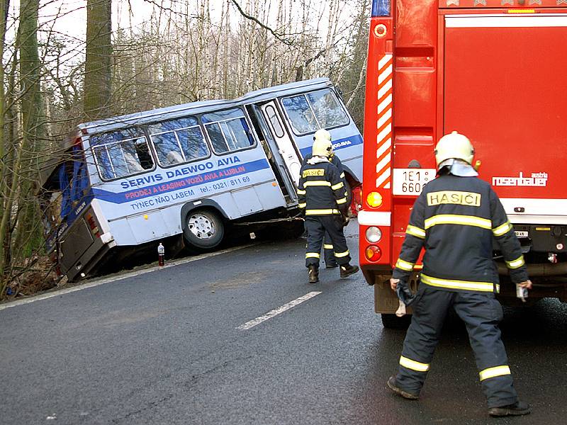 U Bukoviny havaroval autobus. Osm lidí bylo zraněno.