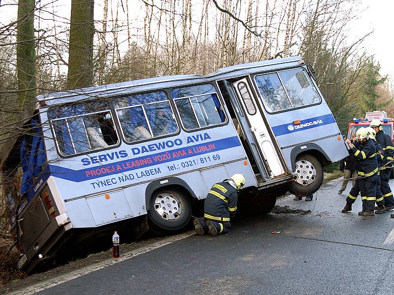 U Bukoviny havaroval autobus. Osm lidí bylo zraněno.