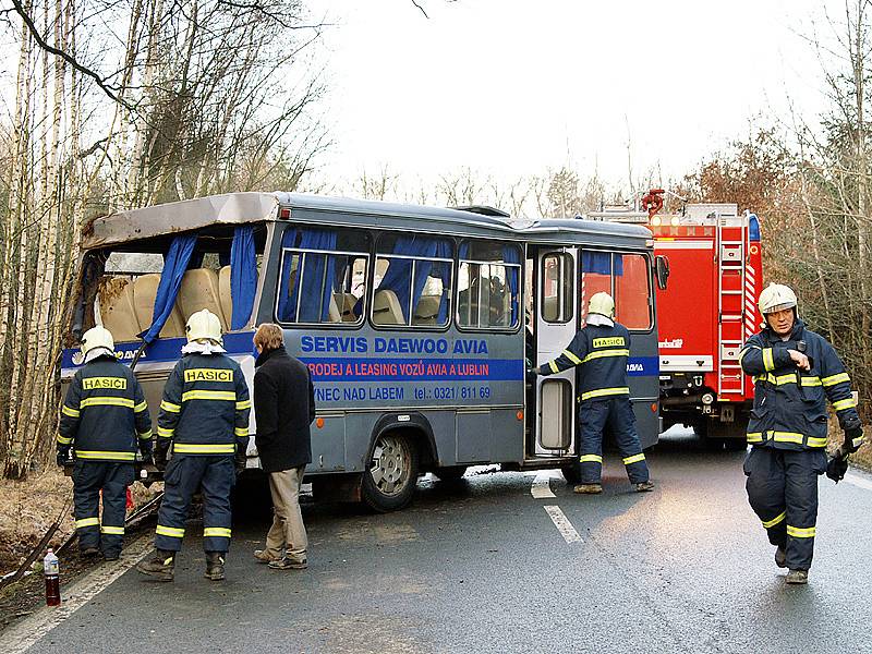 U Bukoviny havaroval autobus. Osm lidí bylo zraněno.
