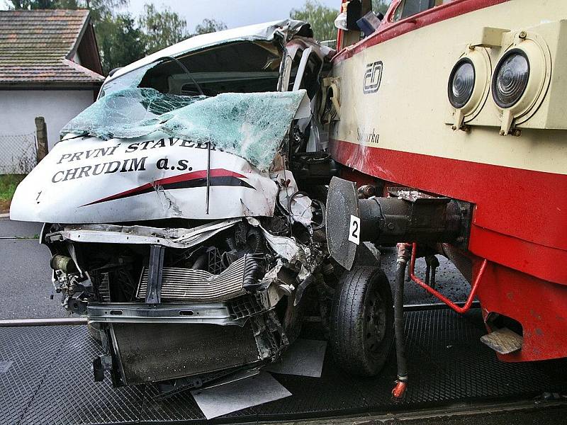 Z místa tragické dopravní nehody na železničním přejezdu ve Slatiňanech.