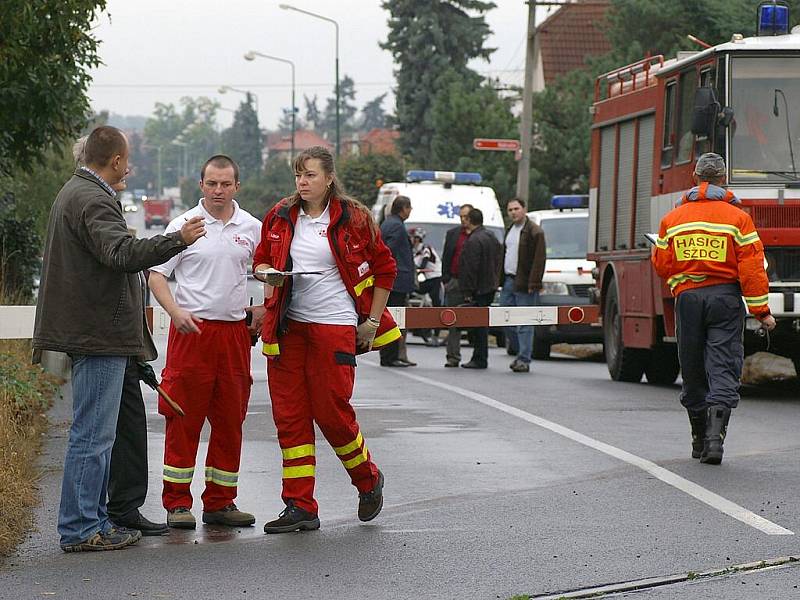 Z místa tragické dopravní nehody na železničním přejezdu ve Slatiňanech.
