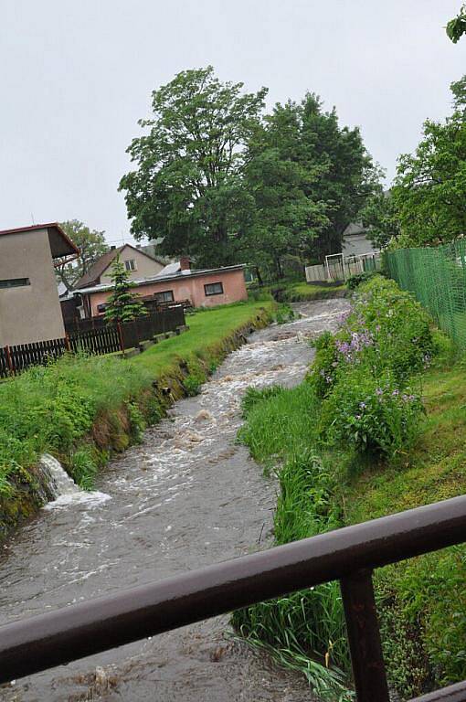 Déšť rozvodnil ve středu 2. června 2010 řeku Krounku v Krouně a okolí.