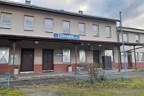 Budova chrudimské železniční stanice Chrudim - město je opuštěná. V prvním patře se údajně usídlili squatteři.