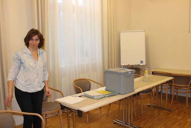 V sobotu v devět hodin začali volit i senioři v SeniorCentru v Chrudimi