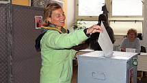 Komunální volby 2010 na Chrudimsku: První volička vhazuje svůj hlas do urny ve volební místnosti ve Sladkovského ulici v Chrudimi. 
