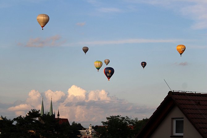 Horkovzdušné balóny vzlétly nad Chrudimí. Piloti se trefovali flérou na Báru
