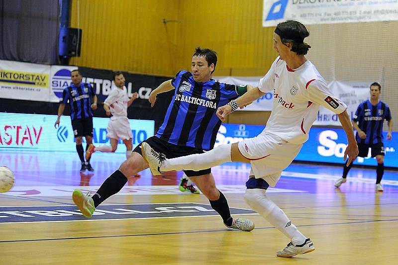 Úvodní finálové utkání play off Jetbull Futsal ligy přineslo psychologicky velmi důležitý první bod obhájci mistrovského titulu po výhře nad jeho největším ligovým konkurentem.