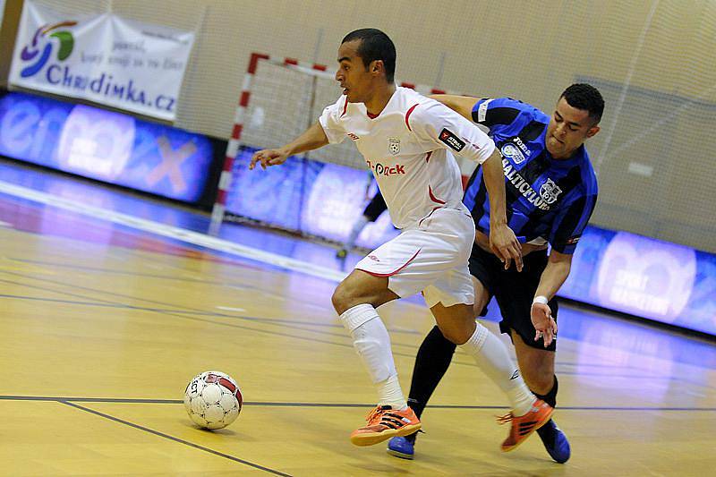 Úvodní finálové utkání play off Jetbull Futsal ligy přineslo psychologicky velmi důležitý první bod obhájci mistrovského titulu po výhře nad jeho největším ligovým konkurentem.