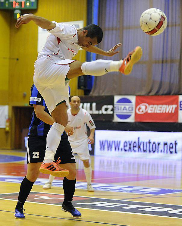 Úvodní finálové utkání play off Jetbull Futsal ligy přineslo psychologicky velmi důležitý první bod obhájci mistrovského titulu po výhře nad jeho největším ligovým konkurentem.