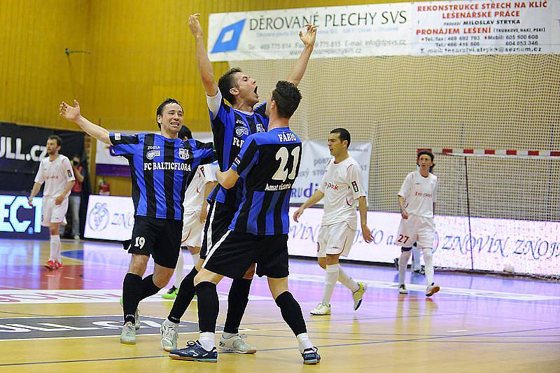 Úvodní finálové utkání play off Jetbull Futsal ligy přineslo psychologicky velmi důležitý první bod obhájci mistrovského titulu po výhře nad jeho největším ligovým konkurentem.