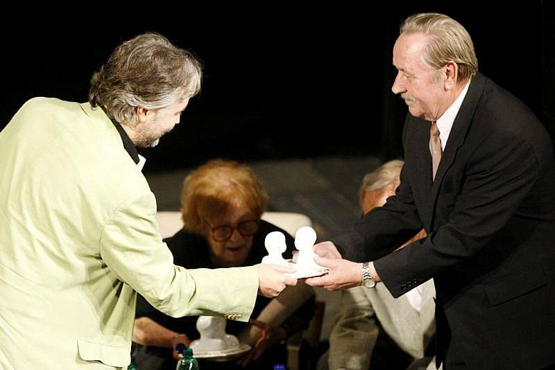 Ceremoniál předávání ocenění pro nejlepší české dabéry a vůbec tvůrce, kteří připravují české verze zahraničních filmů, se v rodišti herce a dabéra Františka Filipovského - Přelouči - uskutečnilo již po patnácté.