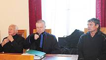 Okresní soud v Chrudimi zprostil viny zkušebního komisaře Petra Suchomela i testovacího parašutistu Jana Šturce. 