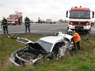 Střet mercedesu s dodávkou.