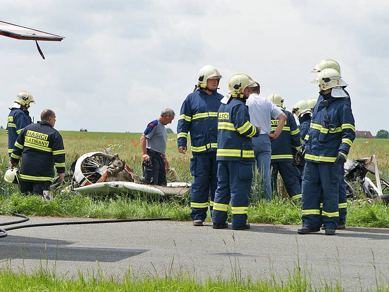 Havárie sportovního výsadkové letounu na letišti v Chrudimi si vyžádala lidský život.