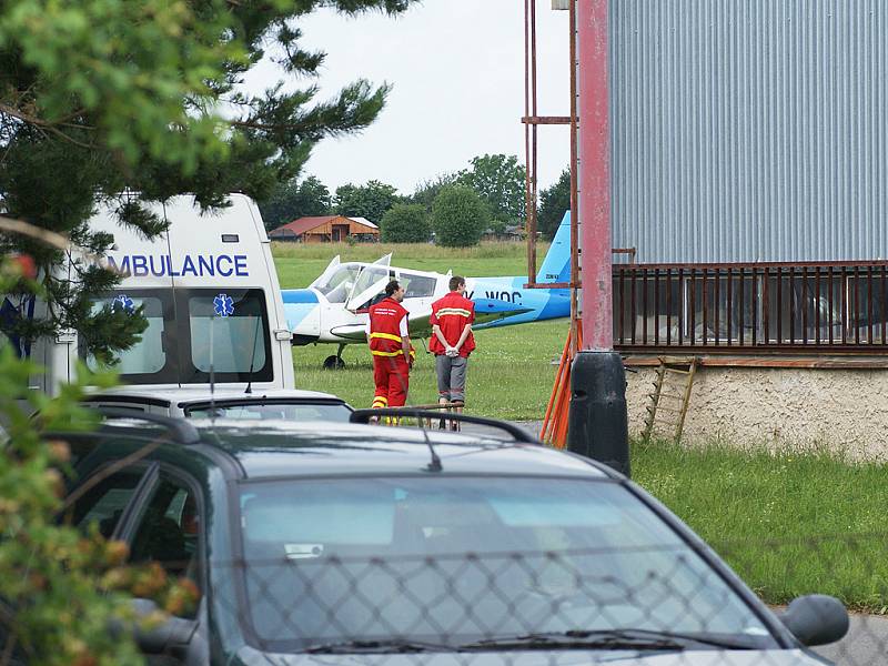 Havárie sportovního výsadkové letounu na letišti v Chrudimi si vyžádala lidský život.