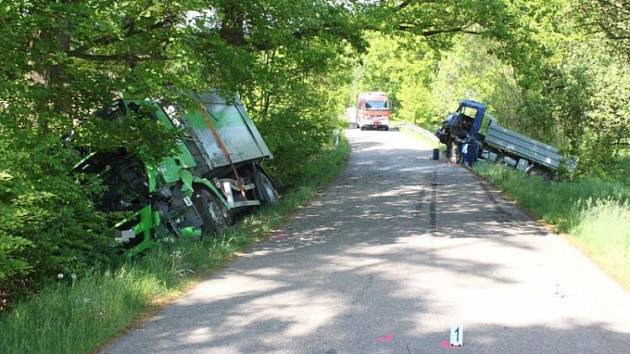 Čelní střet dvou nákladních vozů mezi Licibořicemi a Smrkovým Týncem se naštěstí obešel bez zranění.
