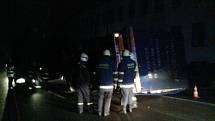 Nehoda kamionu na Březovském kopci zaměstnala v sobotu ráno hasiče.