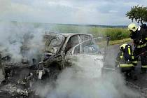 Požár auto novomanželů zcela zničil