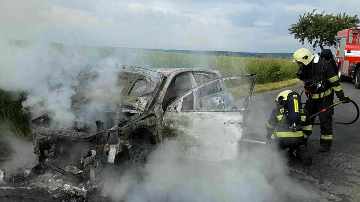 Požár auto novomanželů zcela zničil