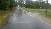 Voda zaplavila a uzavřela silnici v Dubové ve směru na Miřetice. 