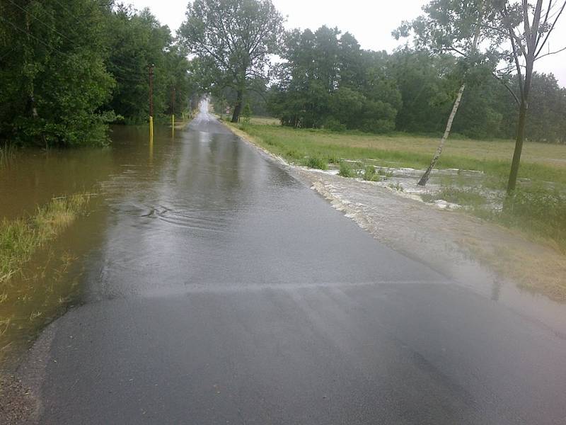 Voda zaplavila a uzavřela silnici v Dubové ve směru na Miřetice. 