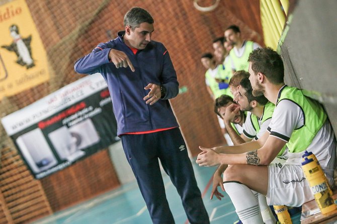 Trenér Felipe Conde udávající pokyny svým hráčům.